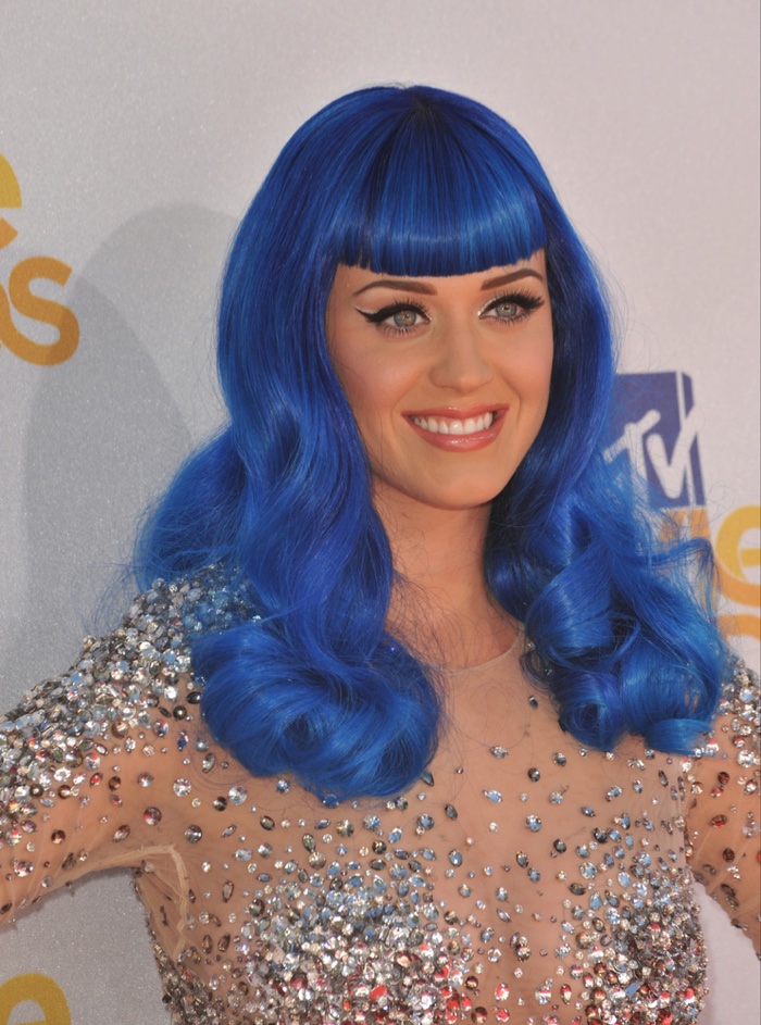 Katy-Perry-Curly-Blue-Hair-Bangs